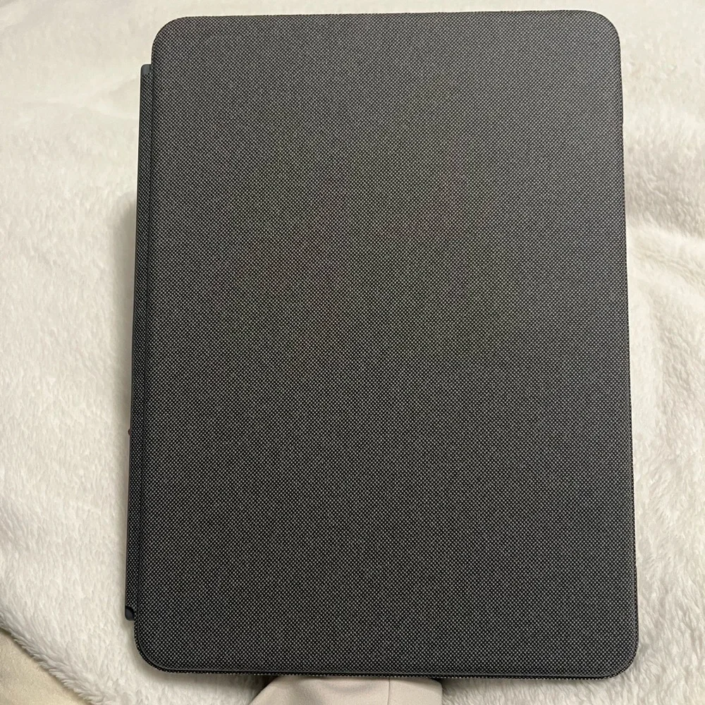 Logitech combo touch iPad Pro 11 inch (1st, 2nd, 3rd generation) keyboard case